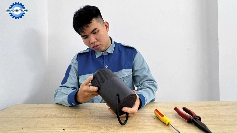 Kỹ thuật viên phục sự cố loa nhanh chóng