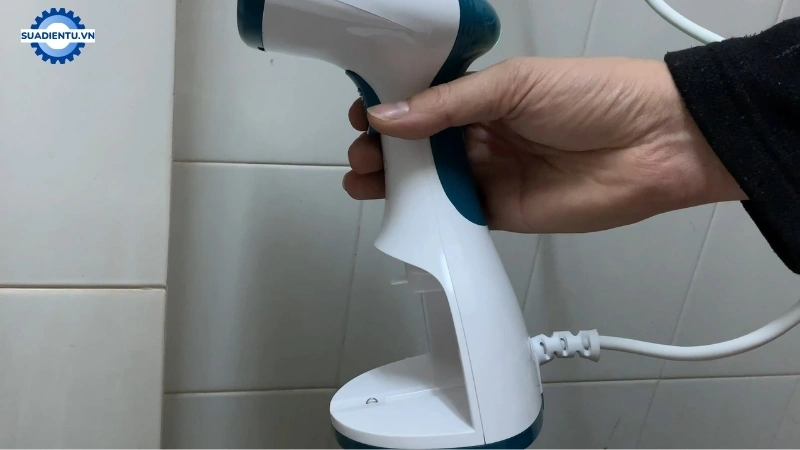 Kỹ thuật viên sửa bàn ủi hơi nước tại nhà Quận 11