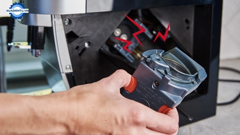 Xử lý máy pha cà phê khi bơm phát ra tiếng ồn, máy hoạt động không ổn định