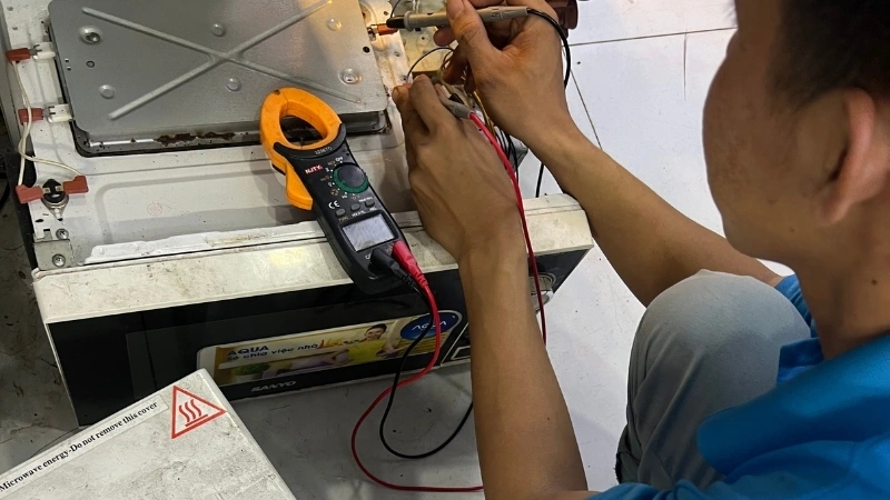 Kỹ thuật viên sửa chữa lò vi sóng