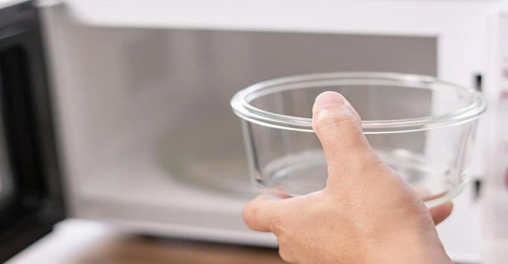 Do sử dụng vật dụng bằng kim loại trong lò vi sóng