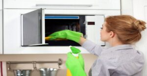 Những lưu ý quan trọng khi vệ sinh và sử dụng lò vi sóng