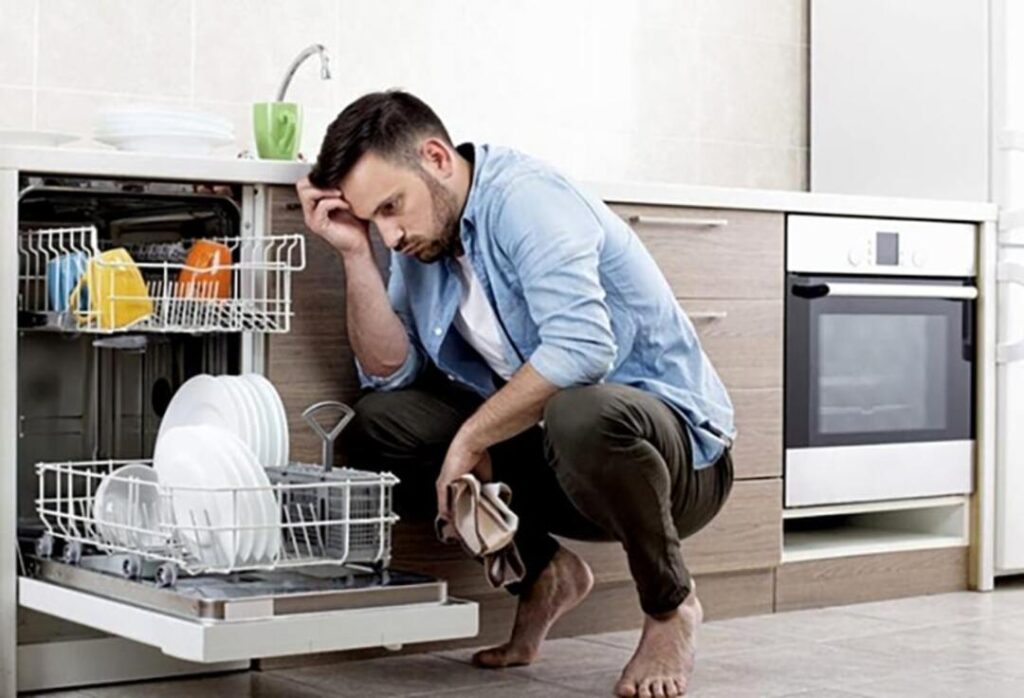 Máy rửa bát phát ra tiếng động lạ
