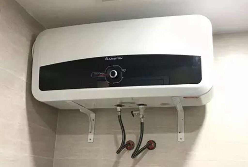 nên mua máy nước nóng điện hay năng lượng mặt trời