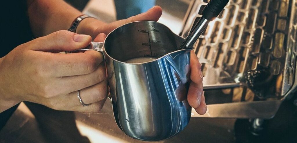 Bảo trì và vệ sinh máy pha cà phê để tránh lỗi cháy khét