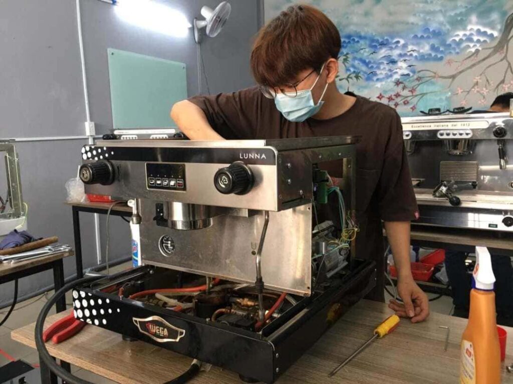 Cách khắc phục lỗi máy pha cà phê bị chớp đèn