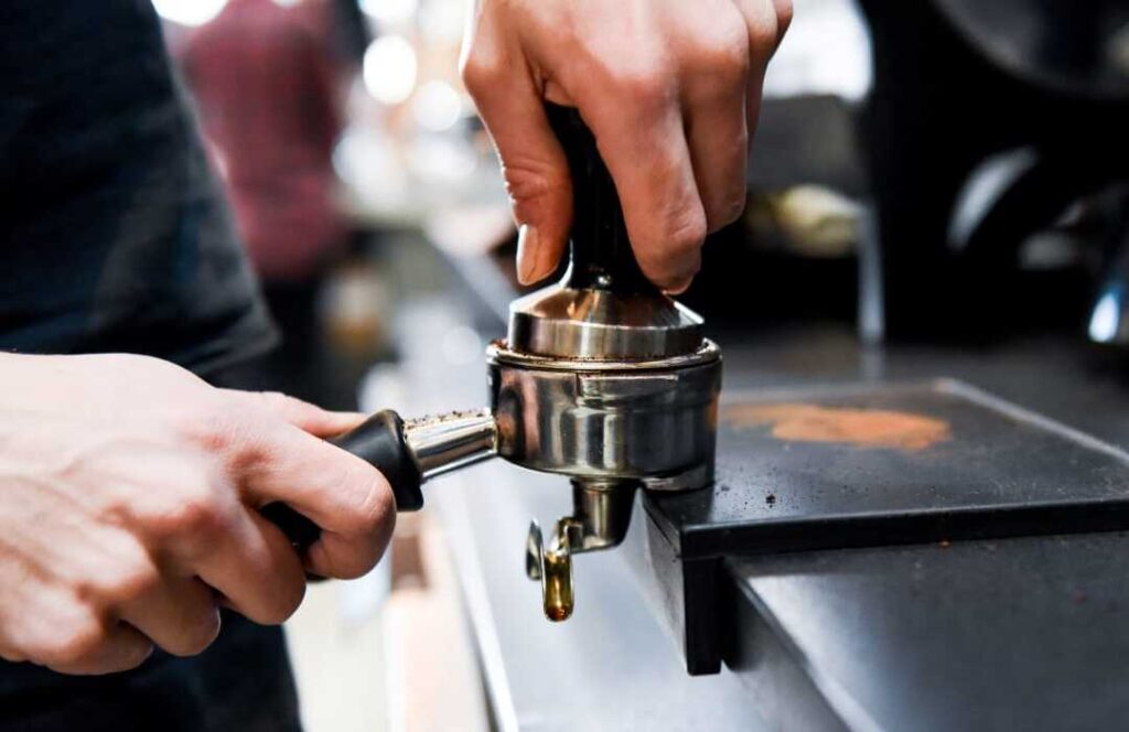 Hướng dẫn từng bước tẩy cặn vôi cho máy pha cà phê