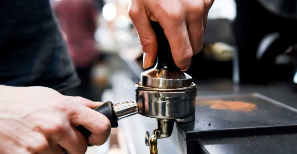 Khi nào cần liên hệ kỹ thuật viên sửa máy pha cà phê?