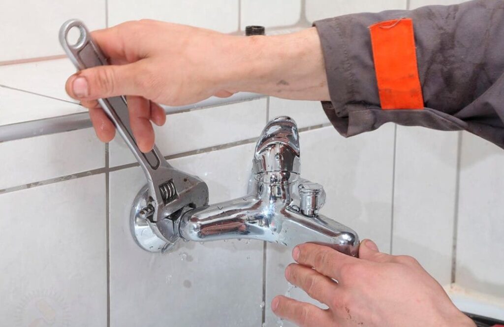Kiểm tra dụng cụ và hệ thống trước khi thay vòi sen
