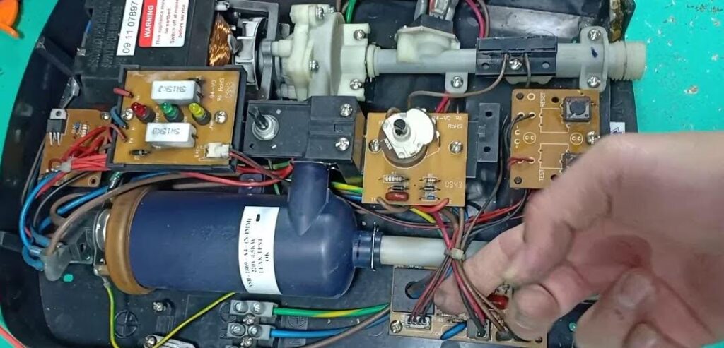 Máy bị chảy nước, rò nước ra bên ngoài