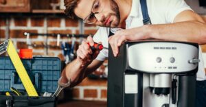 Mẹo vệ sinh và bảo trì máy pha cà phê để tránh rò rỉ nước