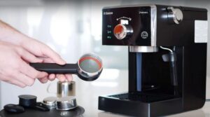 Tự sửa máy pha cà phê có an toàn không