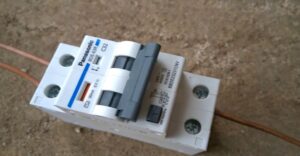 cách lắp aptomat chống giật cho máy nước nóng