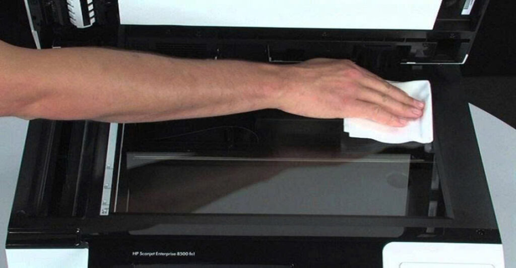 Chuẩn bị dụng cụ và lưu ý an toàn trước khi vệ sinh