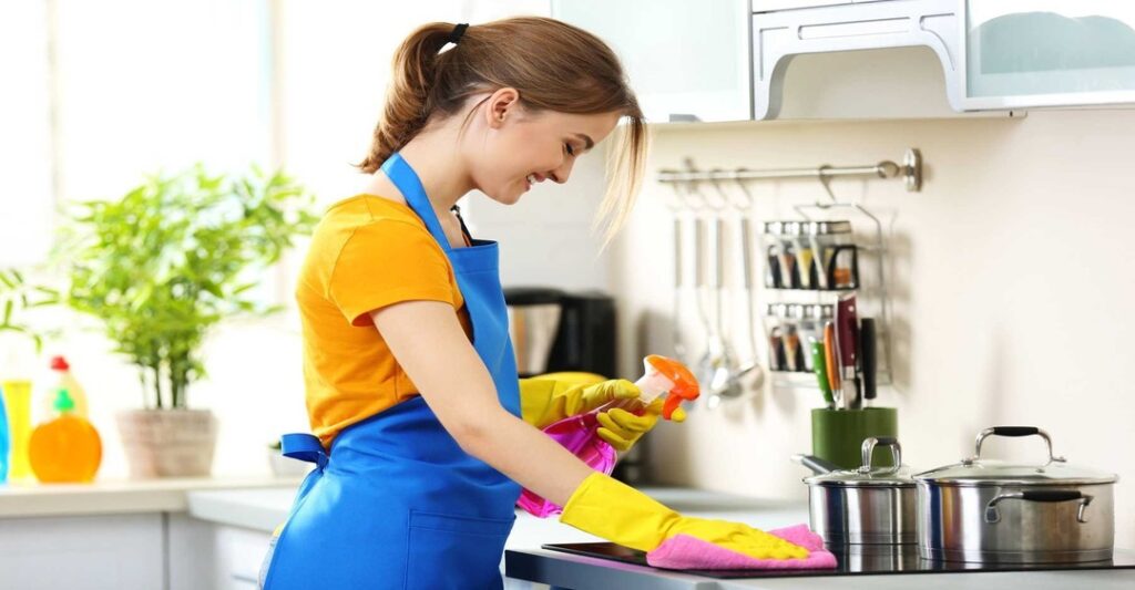Lưu ý quan trọng khi vệ sinh bếp từ an toàn tại nhà