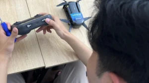 Kỹ thuật viên sửa flycam thực tế