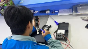 Kỹ thuật viên sửa micro